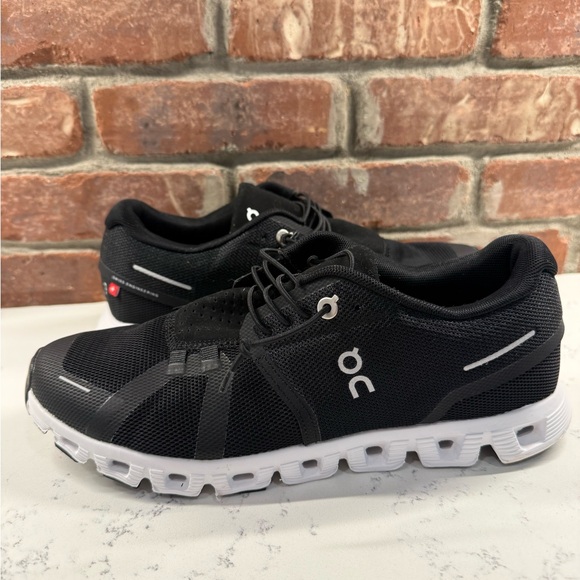 On cloud Running black and white - Picture 3 of 8